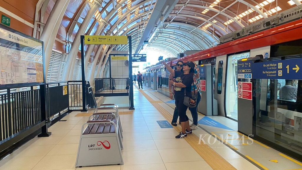 Passengers pose at Rasuna Said LRT Station, South Jakarta, Thursday (4/1/2024).