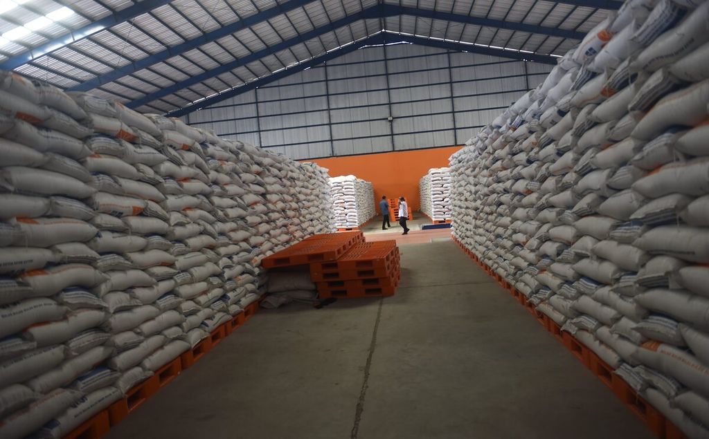 Tumpukan beras dalam karung di gudang Bulog Divre Jatim Subdivre Surabaya Utara Banjar Kemantren II, Sidoarjo, Rabu (6/9/2023). 