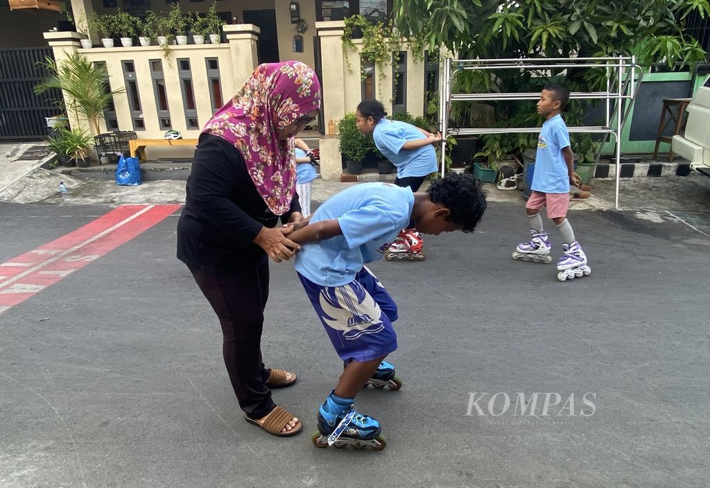Anak-anak berlatih sepatu roda di Jalan Batan Timur Raya, Kelurahan Miroto, Kecamatan Semarang Tengah, Kota Semarang, Jawa Tengah, Jumat (9/9/2022). 
