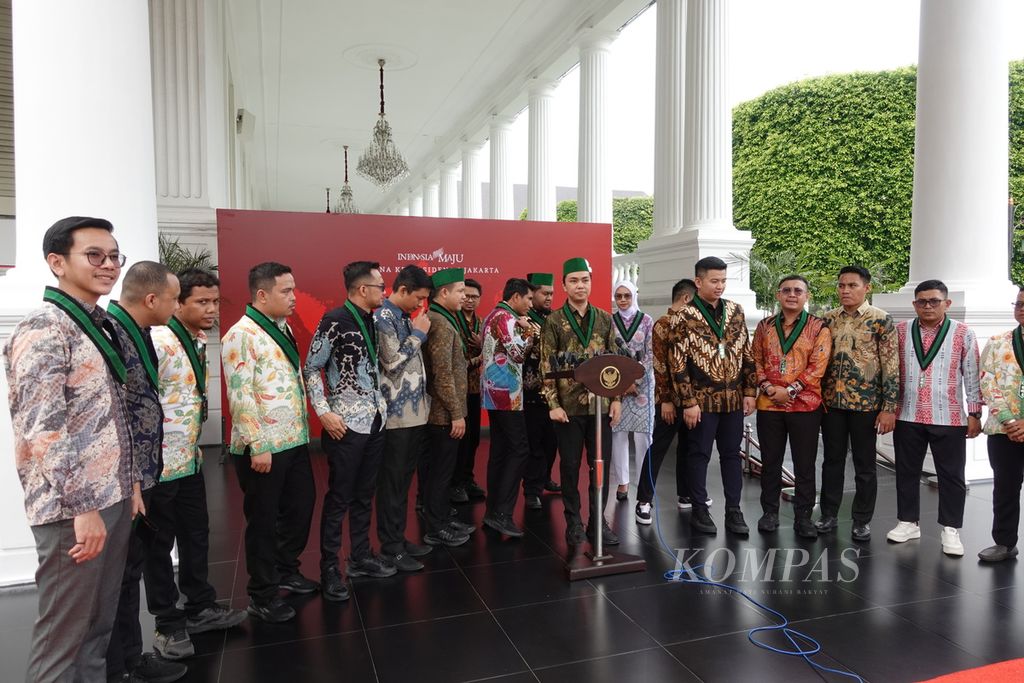 Ketua Umum Pengurus Besar Himpunan Mahasiswa Indonesia Raihan Ariatama (tengah) dalam keterangannya kepada awak media seusai pertemuan dengan Presiden Jokowi di Kompleks Istana Kepresidenan, Jakarta, Rabu (8/11/2023).