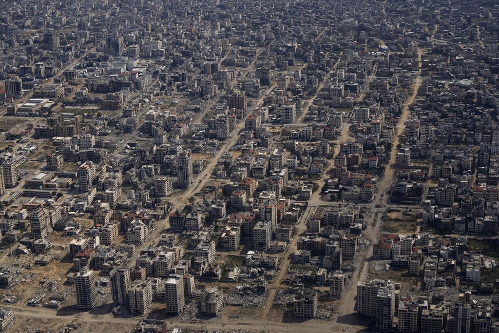 Foto udara yang diambil dari pesawat milik Angkatan Udara Amerika Serikat yang melintas di atas Jalur Gaza, Kamis (14/3/2024), memperlihatkan bangunan yang rusak di wilayah tersebut.  