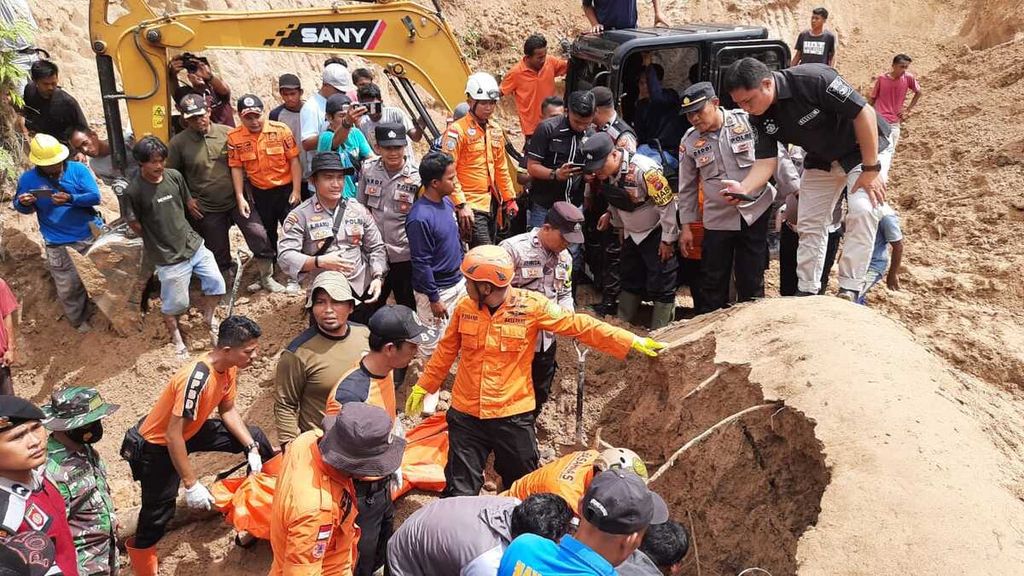 Tim SAR gabungan mengevakuasi salah satu korban longsor tambang pasir di Jorong Koto Gadang, Nagari Salareh Aia Utara, Kecamatan Palembayan, Kabupaten Agam, Sumatera Barat, Rabu (9/11/2022). 