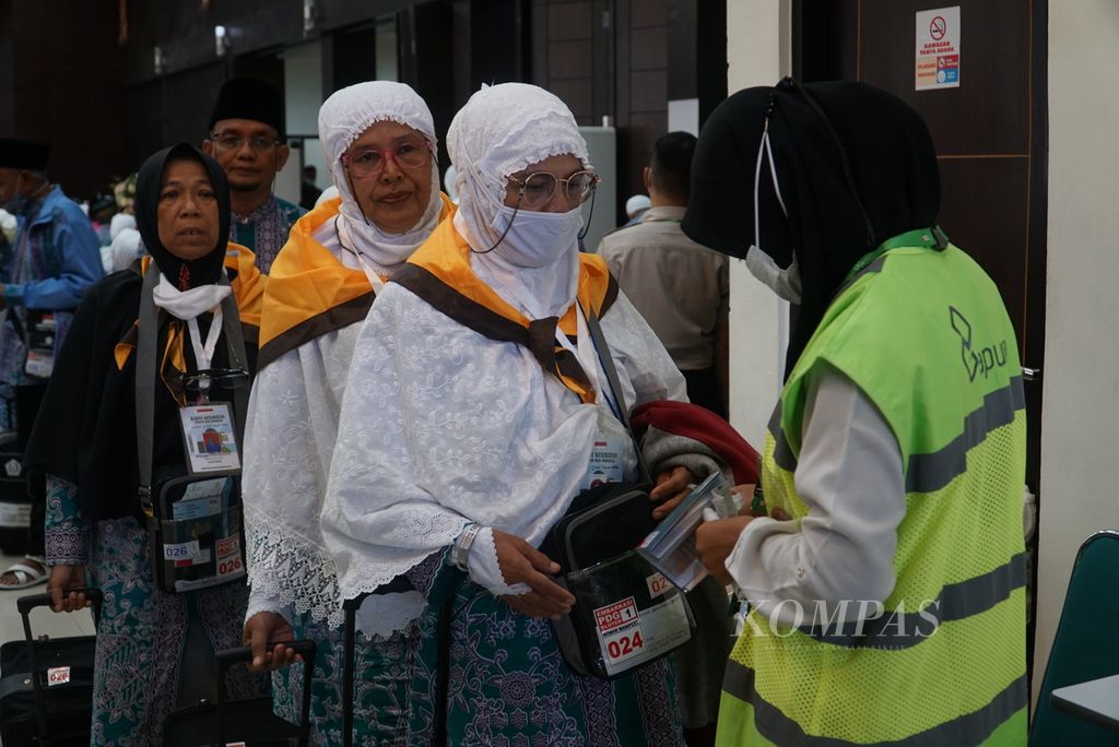 Calon jemaah haji kloter I embarkasi Padang melewati proses<i> boarding pass</i> seusai acara pelepasan di Aula Asrama Haji Padang, Sumatera Barat, Sabtu (4/6/2022).