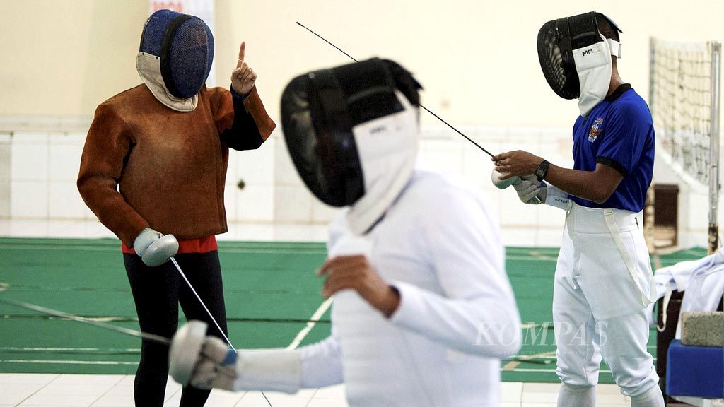 Pentathlon athletes train for the Asian Games 2018 with coach Silvia Kristina Koeswandi (left) at the Education and Training Center in Ragunan, South Jakarta, on Tuesday  (17/4/2018). Six athletes, three men and three women, will compete in pentathlon, which consists of running, swimming, fencing, shooting and horse riding.