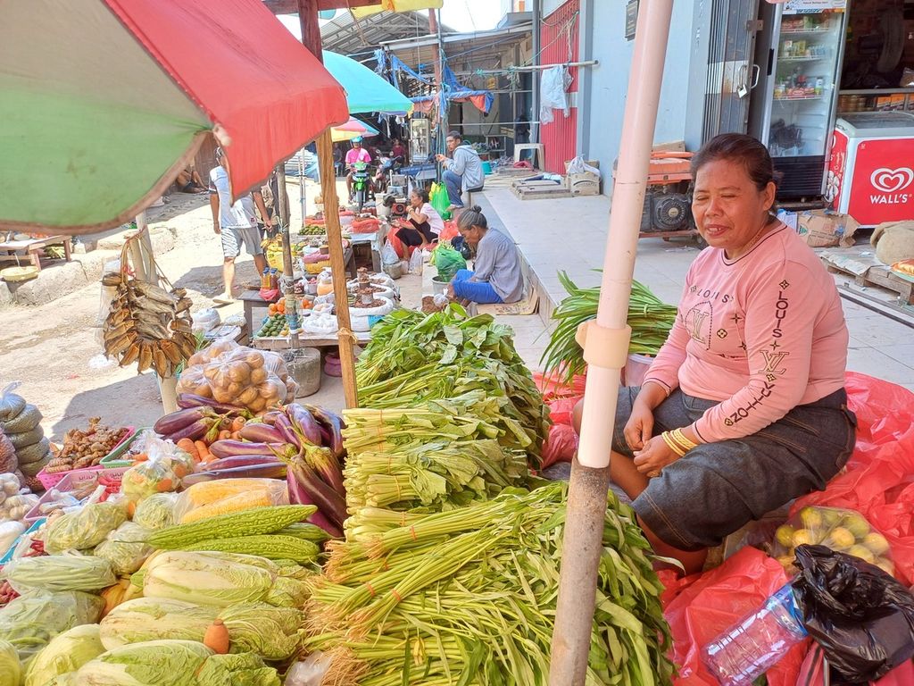 Agustina Mangu (55), penjual sayur dan bumbu dapur di Pasar Penfui, Kota Kupang, NTT, Senin (8/4/2024). Ia mengakui politik uang dalam Pilkada, 27 November 2024 menjadi kesempatan masyarakat kecil, termasuk para pedagang, untuk mendapatkan tambahan penghasilan. Lapaknya pernah disinggahi Presiden Jokowi, Maret 2022.