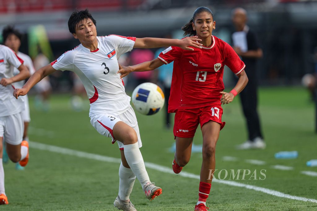 Pemain tim putri Indonesia U-17, Claudia Scheunemann (kanan), mengejar bola sembari dihalangi pemain Korea Utara, Jong Pok Yong, pada pertandingan Grup A Piala Asia Putri U-17 di Stadion Kapten I Wayan Dipta, Gianyar, Bali, Minggu (12/5/2024). 