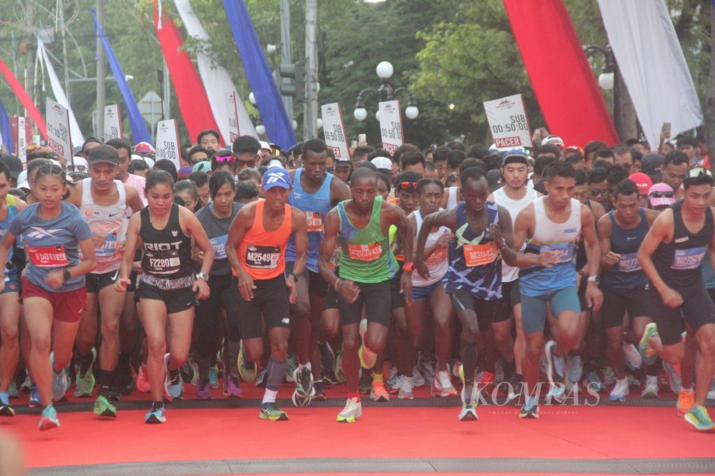 Peserta mulai berlari dalam lomba lari Semarang 10K, Minggu (17/12/2023) pagi, di depan Balai Kota Semarang, Kota Semarang, Jawa Tengah.