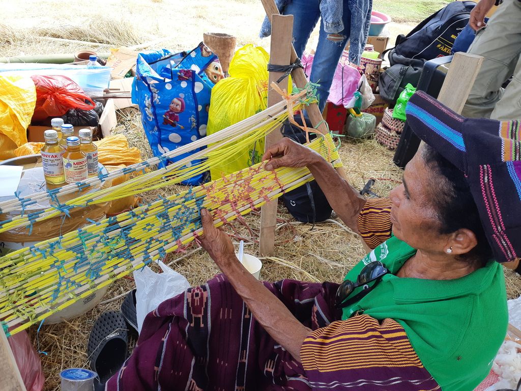 Pembuatan motif tenun saat pameran pesta rakyat dalam rangka KTT Ke-42 ASEAN  di Labuan Bajo, Kabupaten Manggarai Barat, Nusa Tenggara Timur, Minggu (7/5/2023). Pembuatan motif ini memperhatikan geometri.