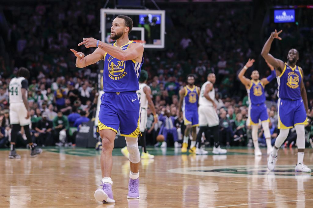 Stephen Curry (tengah) menunjuk jari manisnya setelah mencetak lemparan tiga angka laga keenam Final NBA antara Warriors dan Boston Celtics di TD Garden, Boston, 16 Juni 2022. 