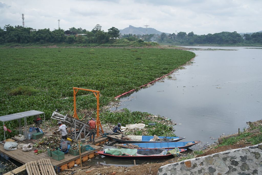 Petugas dengan bantuan ban berjalan (<i>conveyor belt</i>) mengangkat sampah dari air Sungai Citarum di Waduk Saguling, Kabupaten Bandung Barat, Jawa Barat, 7 Februari 2023.