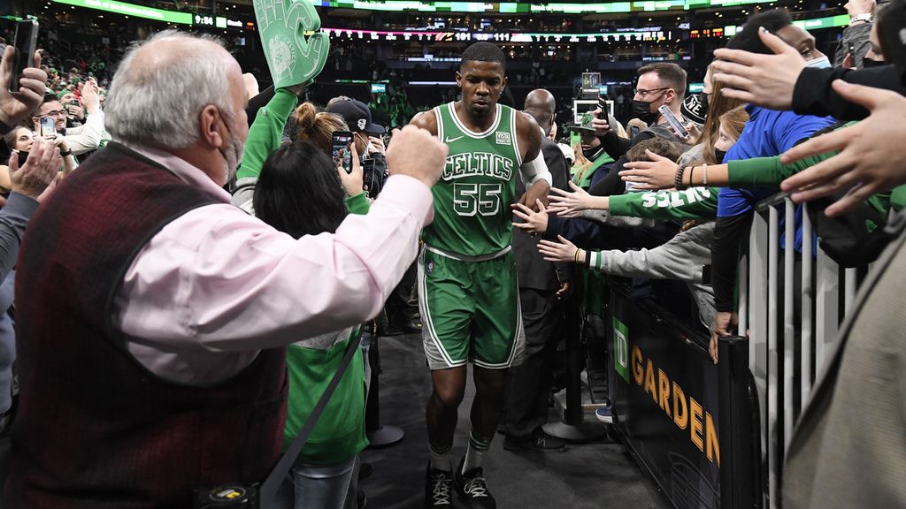 Joe Johnson, pemain Boston Celtics, meninggalkan arena TD Garden seusai menghadapi Cleveland Cavaliers pada laga NBA, 22 Desember 2021. 