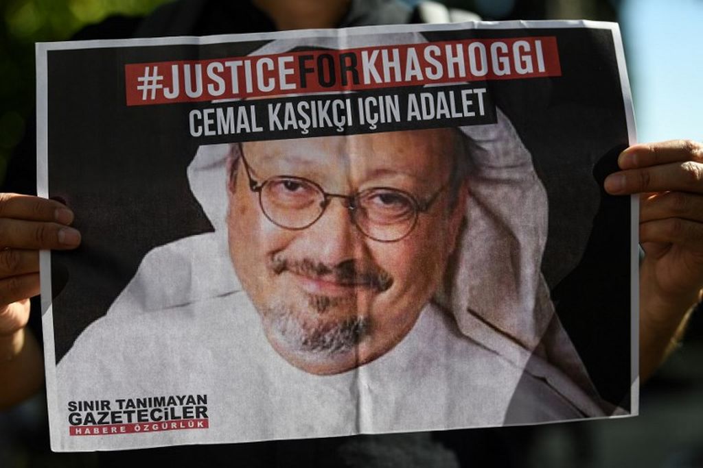 Foto dokumentasi ini diambil pada 2 Oktober 2020 saat para wartawan sahabat Jamal Khashoggi, jurnalis Arab Saudi yang dibunuh di kantor Konsulat Arab Saudi di Istanbul, Turki, pada 2018, memegang poster Khashoggi dalam acara peringatan dua tahun terbunuhnya Khashoggi.