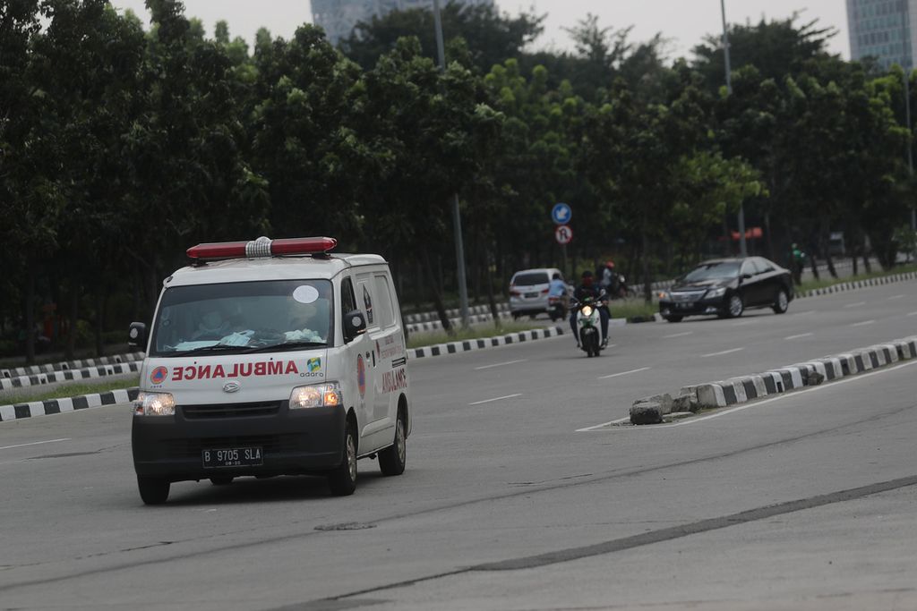 Ambulans membawa pasien Covid-19 ke Rumah Sakit Darurat Covid-19 Wisma Atlet, Kemayoran, Jakarta Pusat, Sabtu (15/5/2021).