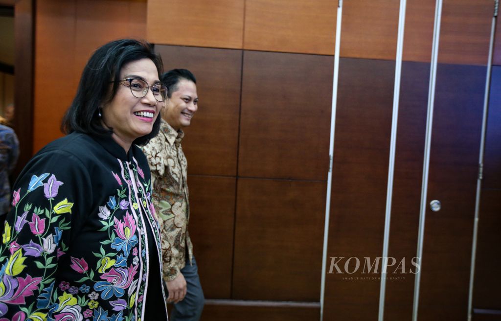 Menteri Keuangan Sri Mulyani (kiri) berjalan bersama Wakil Menteri Keuangan Thomas Djiwandono saat akan menggelar konferensi pers APBN KiTa Edisi Agustus 2024 di Jakarta, Selasa (13/8/2024).