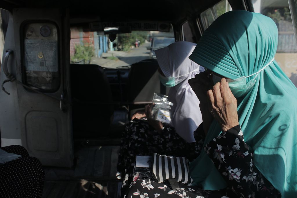 Sejumlah warga lanjut usia dari RW 010, Kelurahan Margasari, Kecamatan Buahbatu, Kota Bandung, bersiap untuk vaksinasi Covid-19 di Puskesmas Margahayu Raya, Kecamatan Buahbatu, Kota Bandung, Senin (26/4/2021).