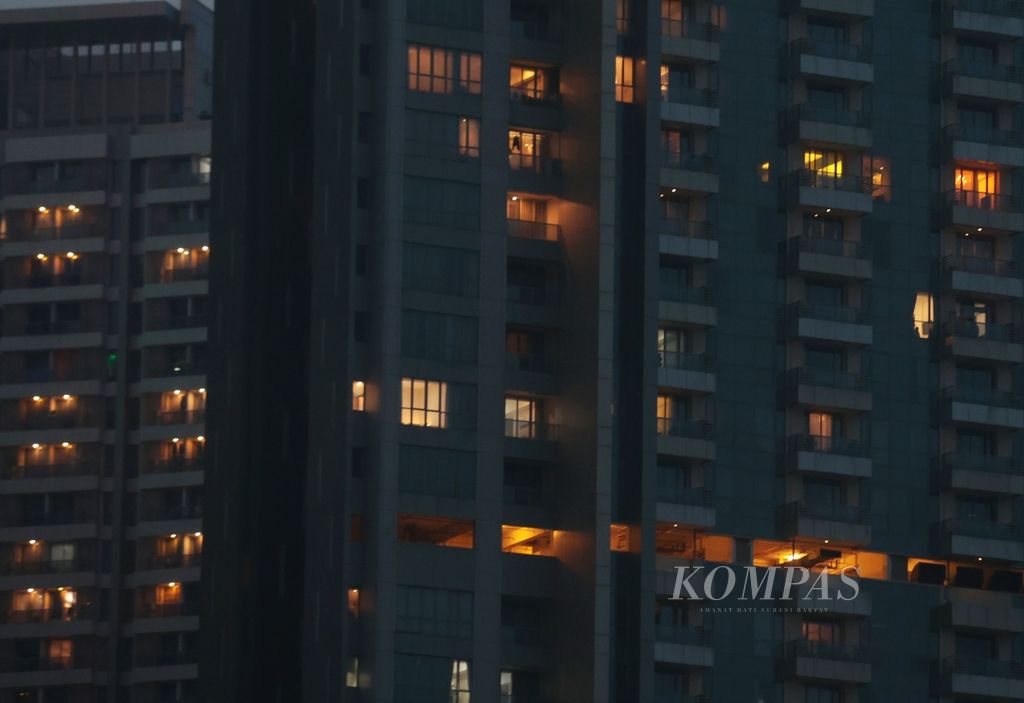 Lampu-lampu dinyalakan penghuni apartemen saat senja di kawasan Grogol, Jakarta, Kamis (31/8/2023). 