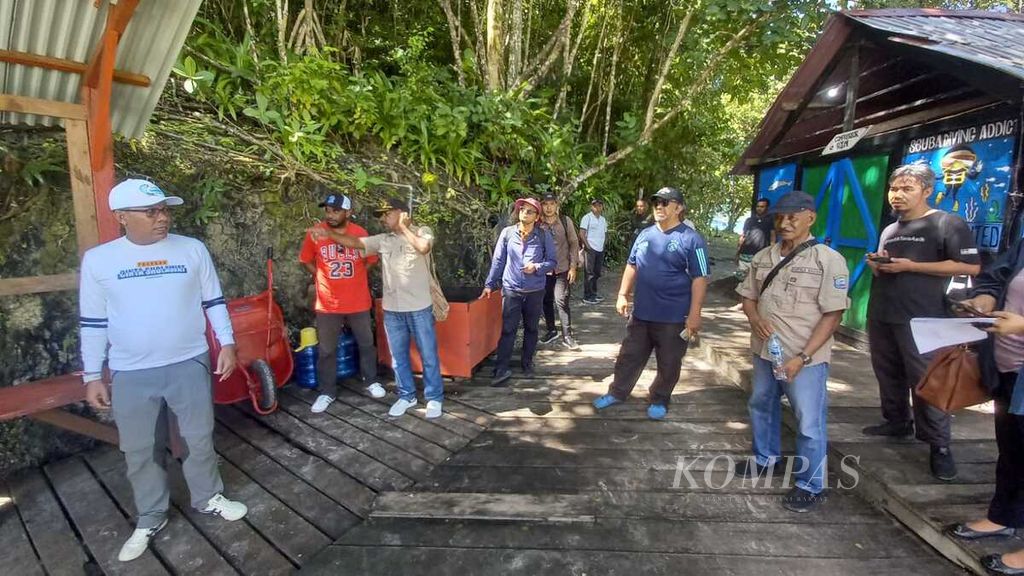 Direktorat Koordinasi dan Supervisi Komisi Pemberantasan Korupsi bersama dengan Satuan Tugas Penindakan serta Sekretaris Daerah Kabupaten Raja Ampat Yusuf Salim (kiri) meninjau salah satu resor di Pulau Urai, Kabupaten Raja Ampat, Papua Barat Daya, Minggu (7/7/2024). KPK hadir di Raja Ampat untuk mencegah korupsi dan membantu tata kelola wilayah tersebut.