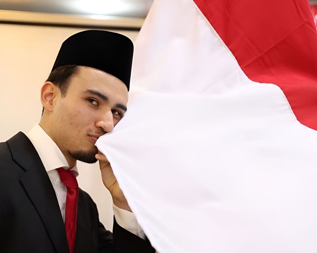 Nathan Tjoe-A-On mencium bendera Indonesia seusai menjadi WNI, di Jakarta, Senin (11/3/2024). Nathan akan memperkuat timnas Indonesia.