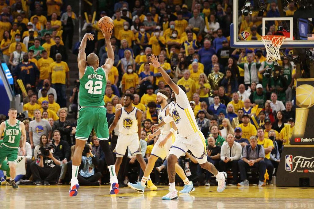 Al Horford, pemain Boston Celtics, menembak bola saat menghadapi Golden State Warriors pada laga pertama final NBA 2022 di Chase Center, San Francisco, California, Amerika Serikat, Jumat (3/6/2022) pagi waktu Indonesia. Tuan rumah Warriors takluk, 108-120.