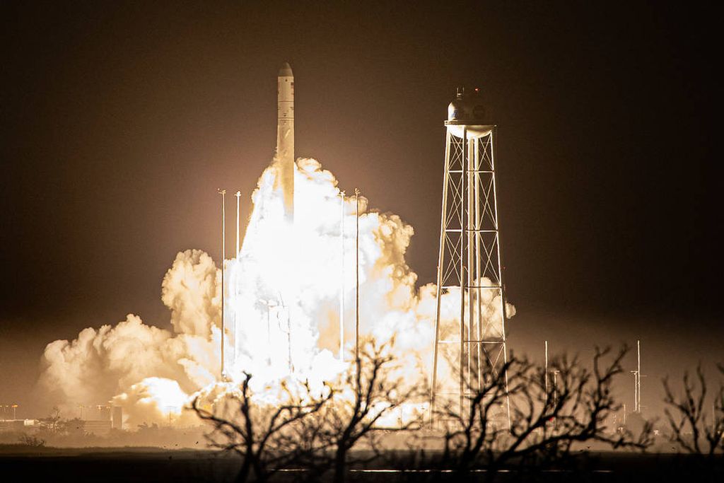 Roket Antares dan wahana antariksa Cygnus milik perusahaan Northrop Grumman meluncur dari Fasilitas Peluncuran Wallops di Virginia, Amerika Serikat, pada 7 November 2022.