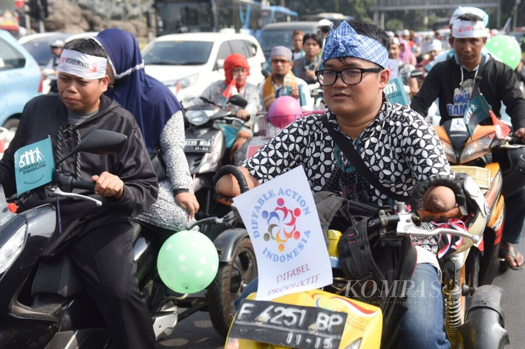 Koalisi Nasional POKJA Implementasi UU Penyandang Disabilitas berjalan menuju Bundaran Hotel Indonesia (HI) Jakarta dalam Pawai Budaya Disabilitas yang bertajuk “Menuju Disabilitas Merdeka”, Selasa (27/8/2019).