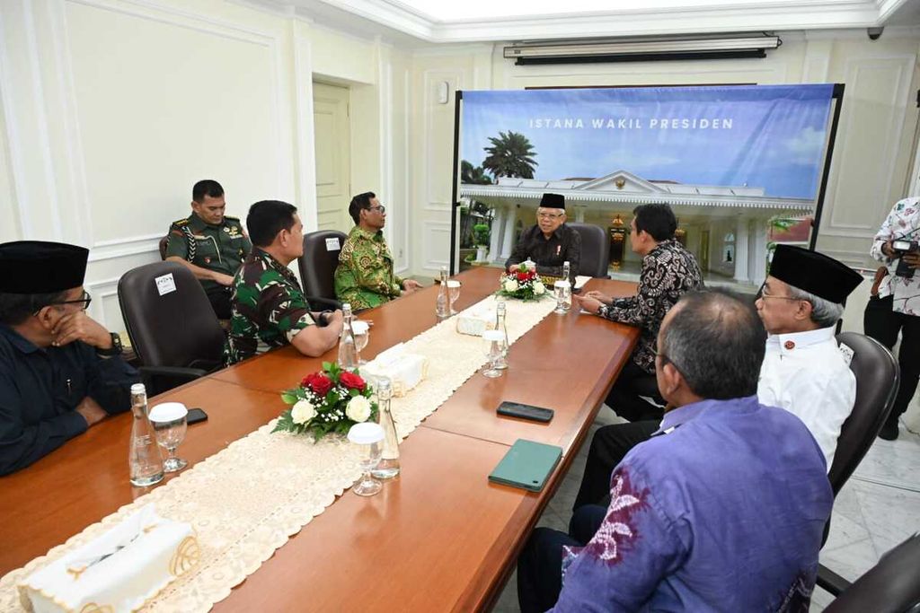 Menteri Koordinator Bidang Politik, Hukum, dan Keamanan Mahfud MD melaporkan kondisi terkini terkait polemik yang terjadi di Pondok Pesantren Al-Zaytun di Kabupaten Indramayu, Jawa Barat kepada Wakil Presiden Ma'ruf Amin di Istana Wapres di Jakarta, Selasa (4/7/2023).