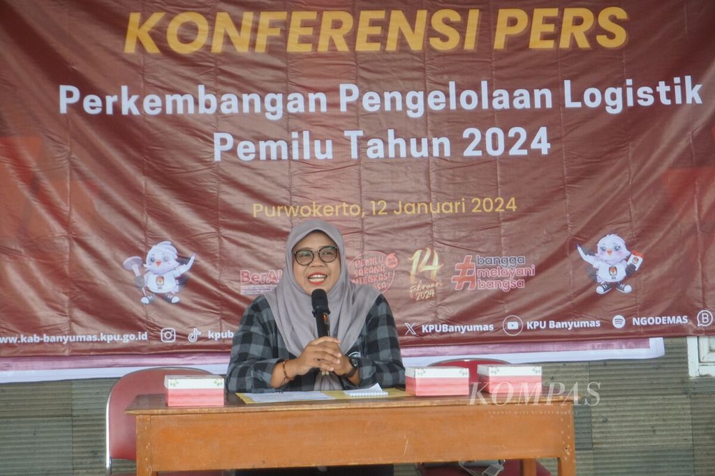 Ketua KPU Kabupaten Banyumas Rofingatun Khasanah memberikan keterangan pers di Purwokerto, Banyumas, Jawa Tengah, Jumat (12/1/2024).