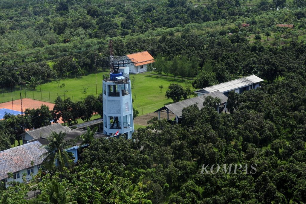 Menara radar milik TNI Angkatan Udara tampak mengawasi wilayah udara di Kabupaten Pekalongan, Jawa Tengah, Rabu (8/9/2010). Radar yang tersebar di berbagai wilayah ini berperan besar untuk melindungi dan mengamankan wilayah udara Indonesia dari ancaman luar.
