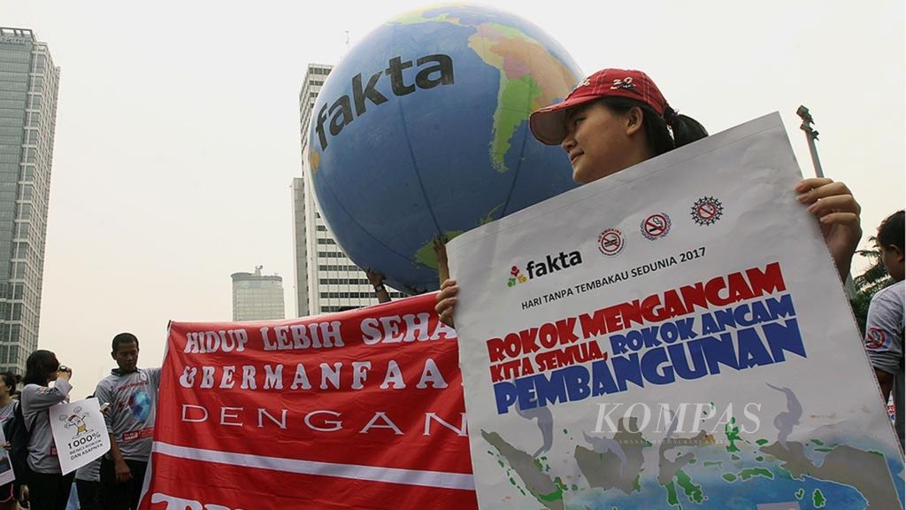 Sejumlah aktivis dari Solidaritas Advokat Publik untuk Pengendalian Tembakau (Sapta Indonesia) dan Forum Warga Kota Jakarta (FAKTA) menggelar aksi di kawasan hari bebas hambatan bermotor Bundaran Hotel Indonesia (HI), Thamrin, Jakarta, akhir Mei 2017.