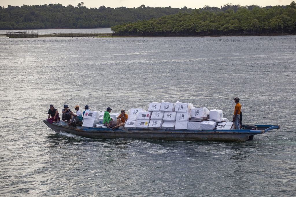 Pekerja membawa logistik Pemilu 2024 menggunakan perahu motor yang akan didistribusikan ke Pulau Bulang, Batam, Kepulauan Riau, Rabu (7/2/2023).