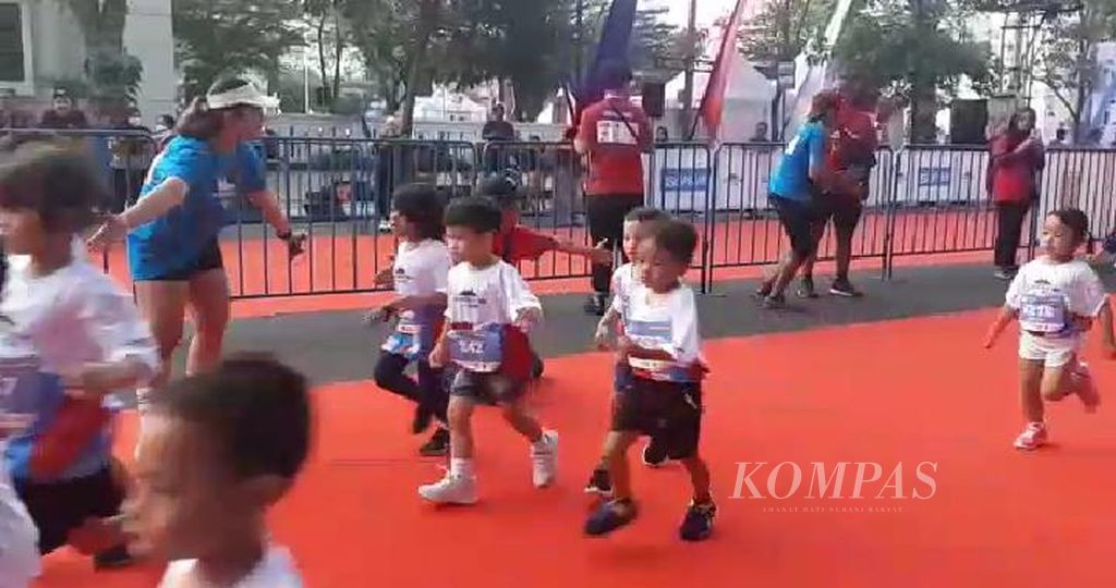 Sejumlah anak berlari saat mengikuti lomba lari kategori Kid Dash dalam Semarang 10K, Minggu (18/12/2022), di depan Balai Kota Semarang, Jawa Tengah.
