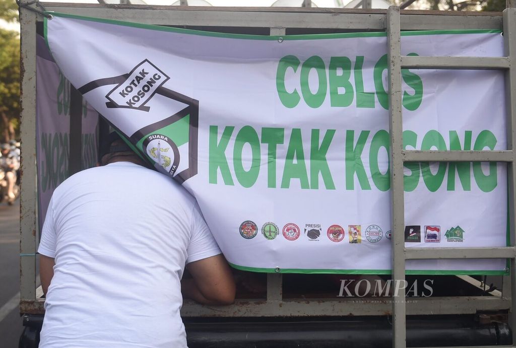 Warga dari gerakan coblos kotak kosong berada di mobil komando di depan Kantor DPRD Surabaya, Jawa Timur, Selasa (17/9/2024).