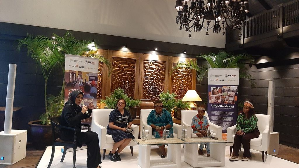 Ketua Program USAID Kolaborasi Caroline Tupamahu (kedua dari kiri) dan Kepala Sub Bagian Evaluasi dan Pelaporan Otonomi Khusus di Biro Otonomi Administrasi Pelaksanaan Otonomi Khusus Sekretariat Daerah Provinsi Papua Barat Fransina Kaaf (tengah) menyampaikan program-program USAID Kolaborasi di wilayah Papua, di Jakarta, Senin (31/7/2023).