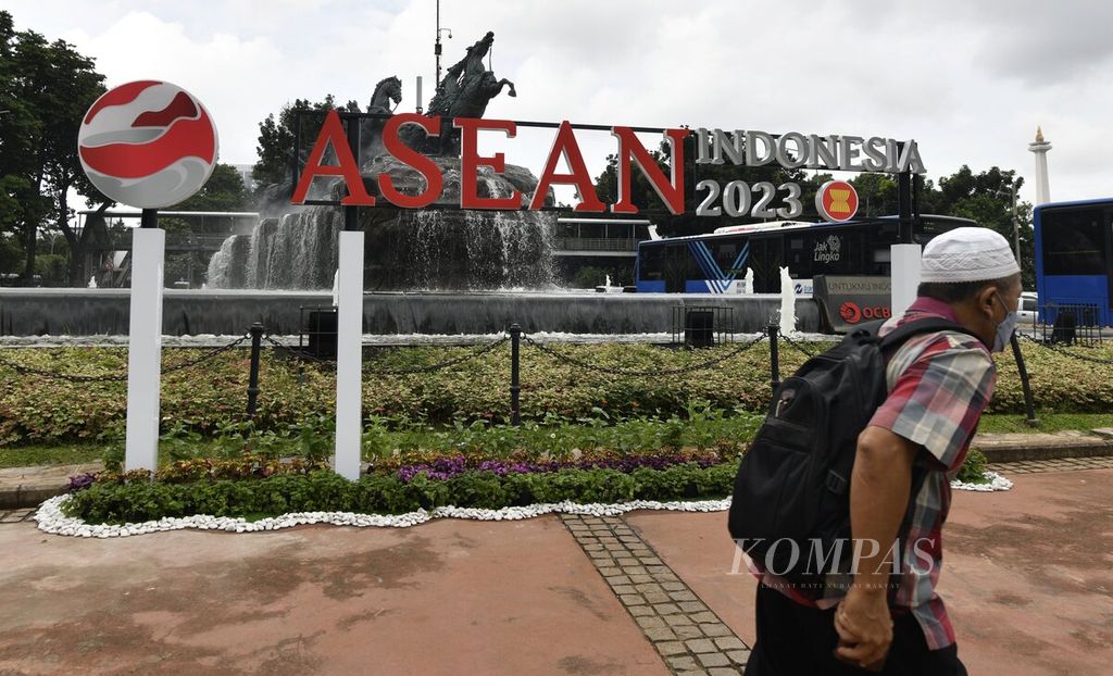 Logo ASEAN Indonesia 2023 menghiasi kawasan Patung Arjuna Wijaya, Jakarta, Kamis (2/2/2023). Indonesia akan menyelenggarakan rangkaian pertemuan The ASEAN Foreign Ministers (AMM) Retreat di Jakarta pada 3-4 Februari 2023. Pertemuan ini merupakan pertemuan Menteri Luar Negeri ASEAN pertama di masa Keketuaan Indonesia di ASEAN tahun 2023. Keketuaan Indonesia tahun ini mengusung tema "ASEAN Matters : Epicentrum of Growth" 