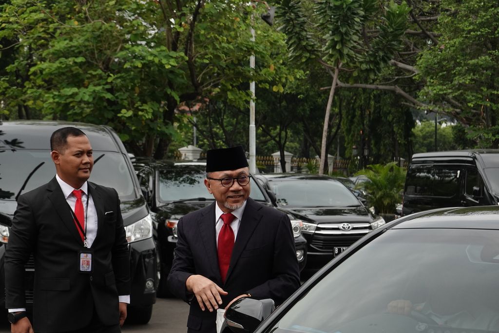 Menteri Perdagangan yang adalah Ketua Umum Partai Amanat Nasional Zulkifli Hasan ketika baru datang untuk menghadiri pelantikan di Istana Kepresidenan, Jakarta, Rabu (15/6/2022)