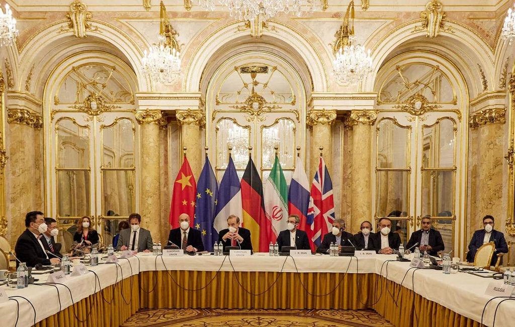 Dalam foto yang dirilis pada 9 Desember 2021 oleh Delegasi Uni Eropa dalam pertemuan di Vienna, Austria  ini tampak para perwakilan negara-negara yang terlibat dalam dialog nuklir Iran.