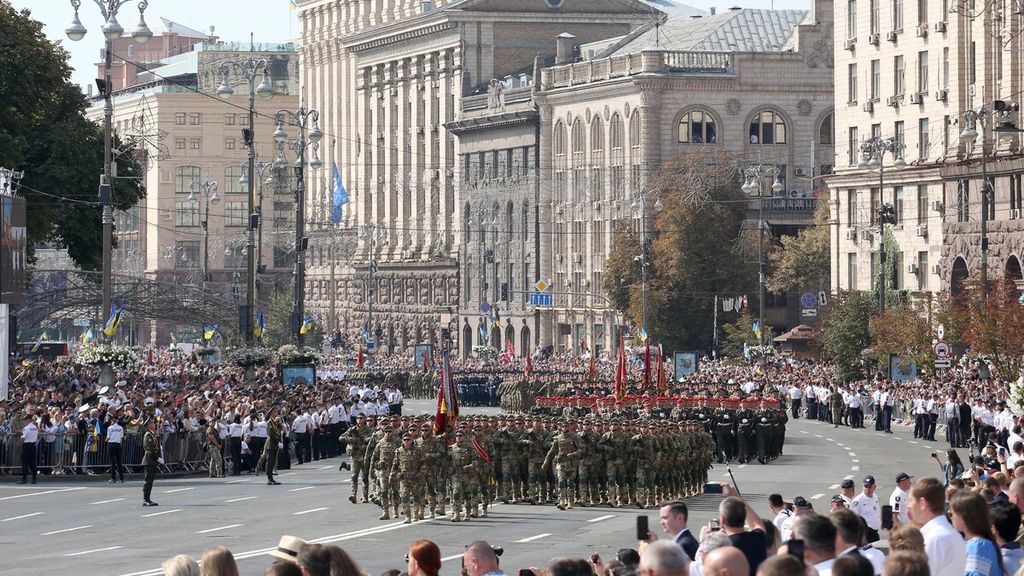 Prajurit Ukraina berbaris mengikuti parade militer untuk merayakan Hari Kemerdekaan ke-30 Ukraina di Kiev, Ukraina, Selasa (24/8/2021). Ukraina mendeklarasikan kedaulatannya setelah kudeta garis keras yang gagal terhadap Presiden Uni Soviet Mikhail Gorbachev, tahun 1991.
