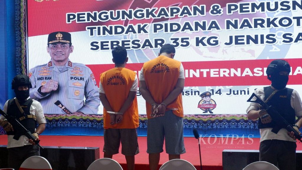 Dua tersangka pengedar narkoba (berompi oranye) dihadirkan dalam konferensi pers pengungkapan kasus narkoba jaringan internasional di Banjarmasin, Kalimantan Selatan, Rabu (14/6/2023). 