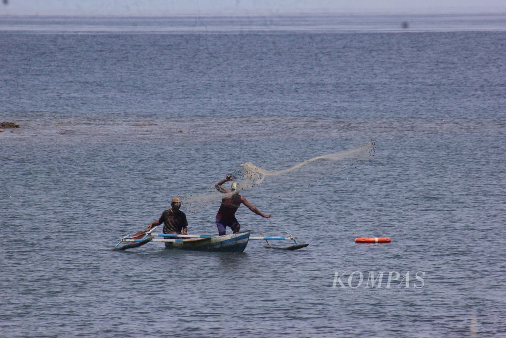 Dua nelayan mencari ikan dengan menebar jala di perairan tidak jauh dari Sentra Kawasan Perikanan Terpadu Morotai Daeo di Desa Daeo Majiko, Kecamatan Morotai Selatan, Kabupaten Pulau Morotai, Maluku Utara, Rabu (27/7/2022).