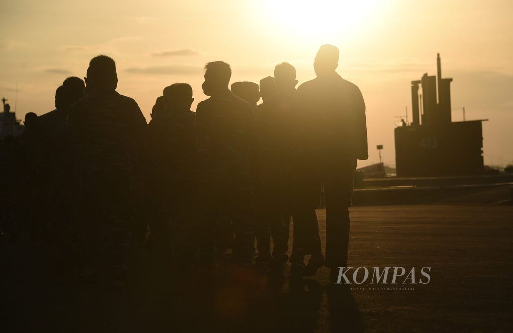 Anggota TNI AL bersiap mengikuti kegiatan Peringatan 40 Hari Musibah on Eternal Patrol KRI Nanggala-402 di Dermaga Koarmada II, Surabaya, Jawa Timur, Kamis (3/6/2021). 