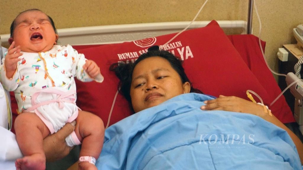 Seorang bayi yang lahir di Rumah Sakit Umum Duta Mulya, Majenang, Cilacap, Jawa Tengah, tengah menangis.