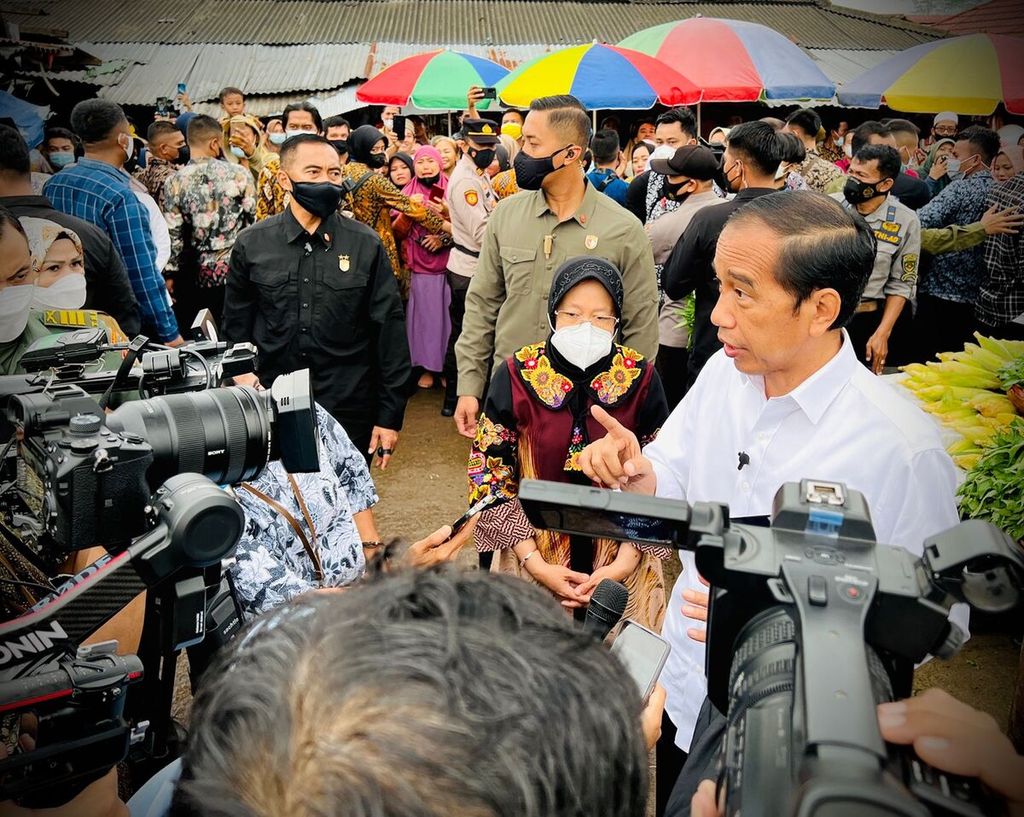 Presiden Jokowi ketika menjawab pertanyaan wartawan di sela-sela kunjungan kerja ke Provinsi Banten, Jumat (17/6/2022). 