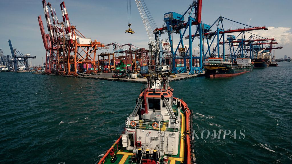 Salah satu sisi aktivitas bongkar muat peti kemas di Pelabuhan Tanjung Priok, Jakarta Utara, Kamis (23/9/2021).Kapal siap bersandar di dermaga.  