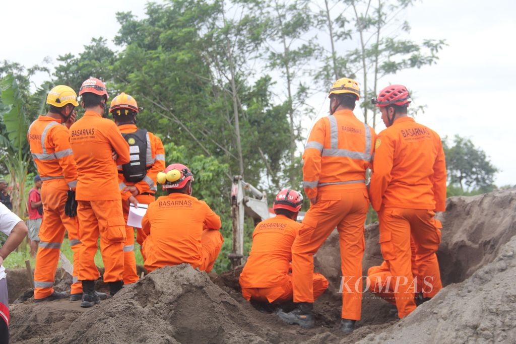 Sejumlah petugas bersiaga di lokasi longsor di proyek perumahan di Desa Wedomartani, Kecamatan Ngemplak, Kabupaten Sleman, Daerah Istimewa Yogyakarta, Selasa (3/1/2023) pagi. 