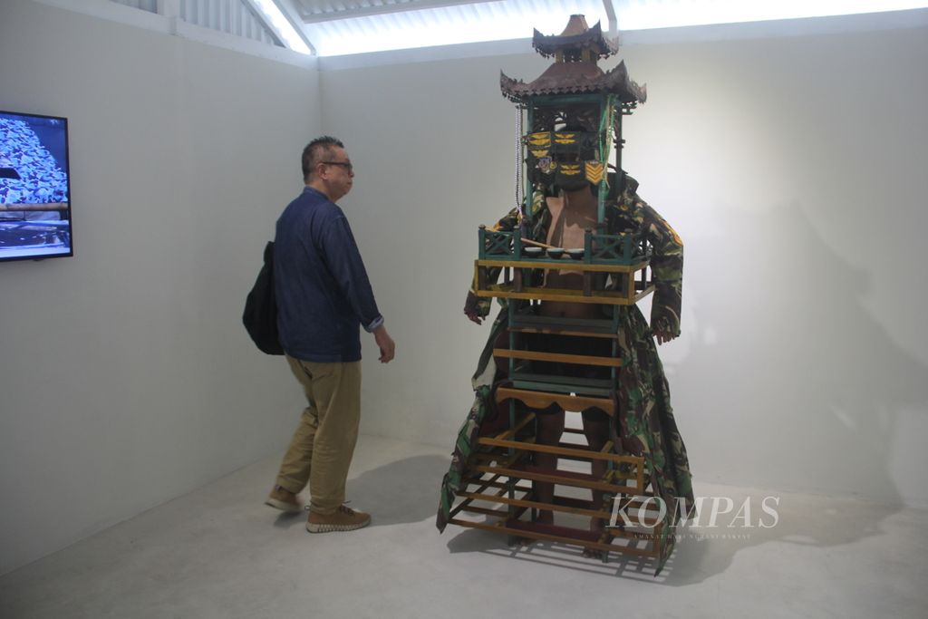 Pengunjung melihat karya seniman Mella Jaarsma dalam pameran seni rupa Artjog 2023, Jumat (30/6/2023), di Jogja National Museum, Kota Yogyakarta. 