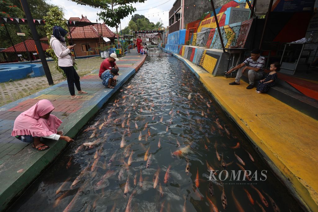 Wisatawan mengunjungi obyek wisata Bendung Lepen di bantaran Sungai Gajahwong di Kelurahan Giwangan, Umbulharjo, Yogyakarta, Sabtu (3/9/2022).