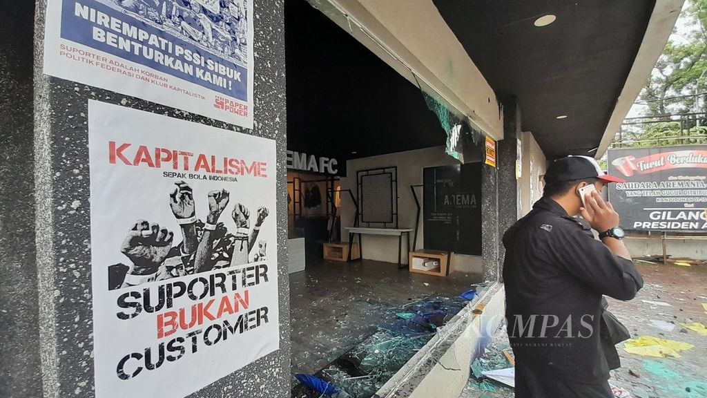 Kondisi toko yang ada di kantor Arema FC di Jalan Mayjen Panjaitan, Kota Malang, Jawa Timur, yang rusak setelah unjuk rasa oleh yang kelompok suporter yang mengatasnamakan diri "Arek Malang Bersatu", Minggu (29/1/2023)