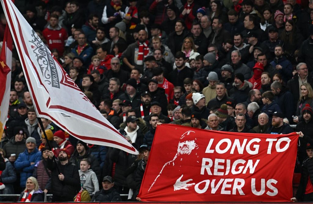 Pendukung membawa spanduk untuk penghormatan kepada Manajer Liverpool Juergen Klopp pada laga Piala FA antara Liverpool dan Norwich, Minggu (28/1/2024). 