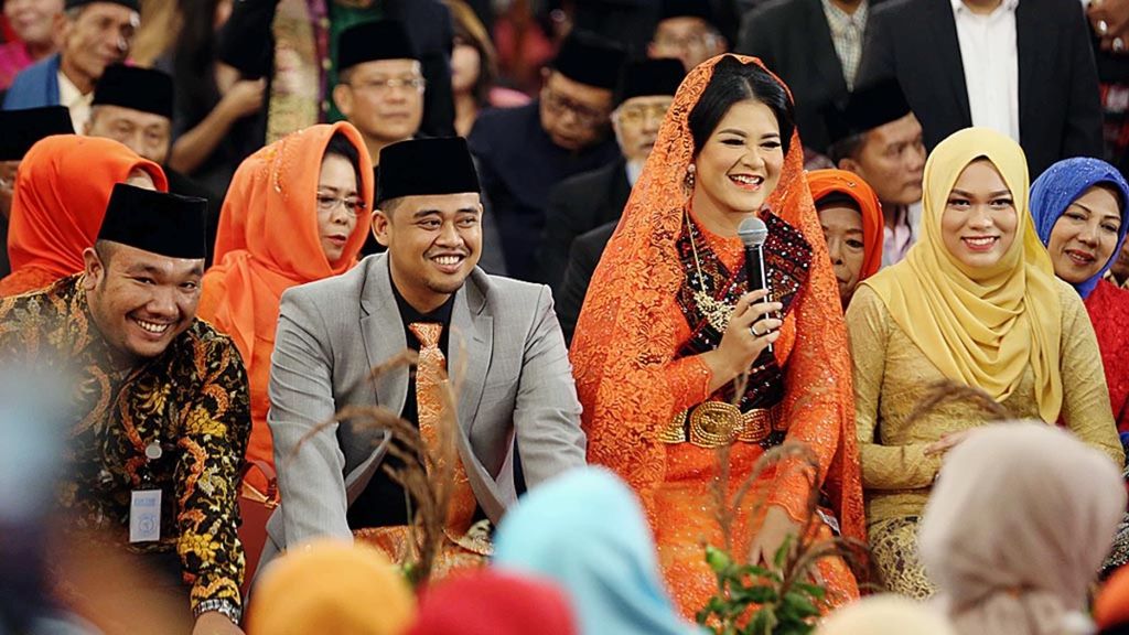 Putri Presiden Joko Widodo, Kahiyang Ayu (kedua kanan), bersama suaminya, Bobby Afif Nasution, mengikuti ritual adat mangalo-alo mora dalam rangkaian ngunduh mantu resepsi pernikahannya di Medan, Sumatera Utara, Jumat (24/11/2017). 