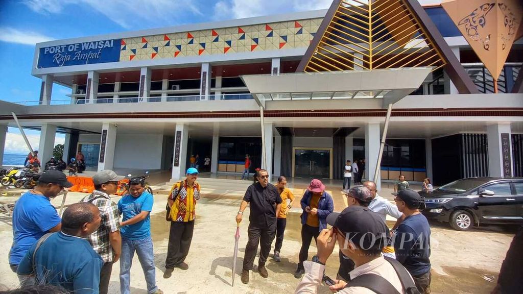 Direktorat Koordinasi dan Supervisi Komisi Pemberantasan Korupsi bersama dengan Satuan Tugas Penindakan meninjau Pelabuhan Waisai, Raja Ampat, Papua Barat Daya, Sabtu (6/7/2024). 